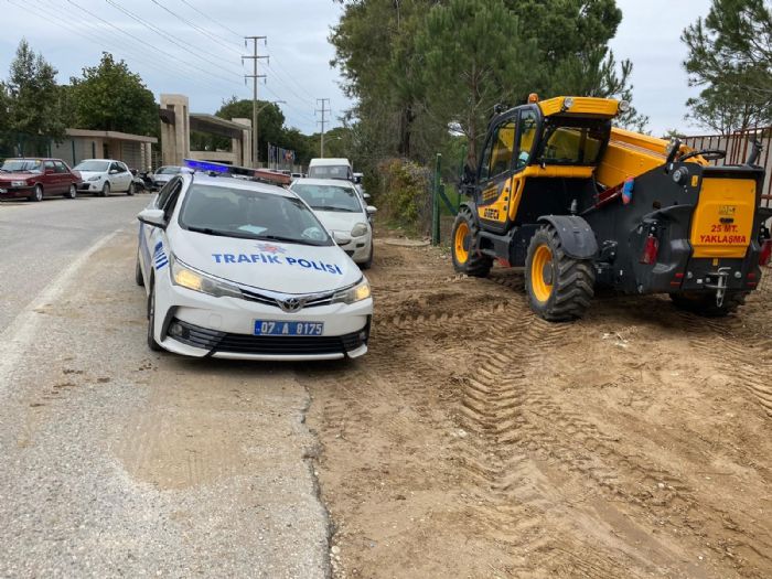 Devrilen i makinesinin kepesi otomobilin kaputunun zerine dt