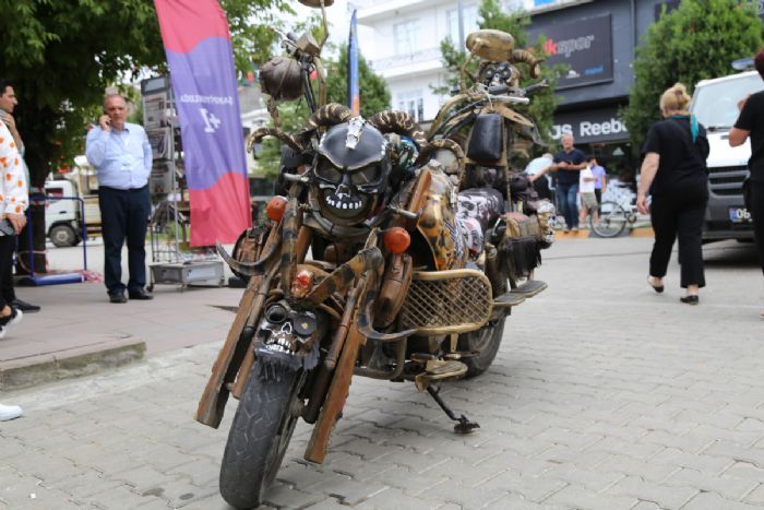 Mad Max filminden esinlendi, kendi motosikletini yapt