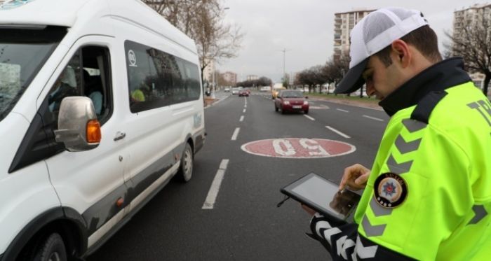 Okul servis aralar polis ekiplerince denetlendi