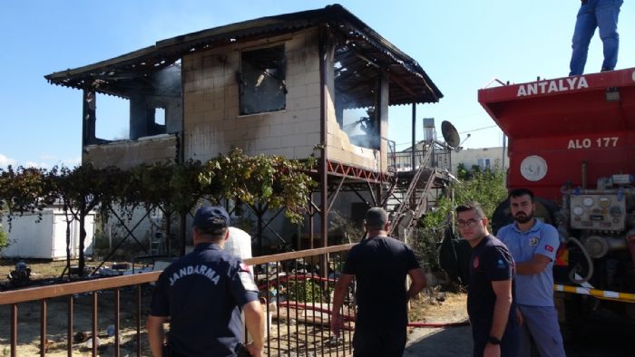  Ei ve ocuu kendisini terk etti diye komusunu baklayp, kendi evini yakt