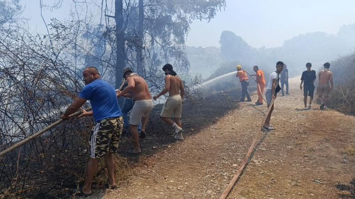 Antalya'da mezarlk yangn ormana srad, mahalleliyi alarma geirdi