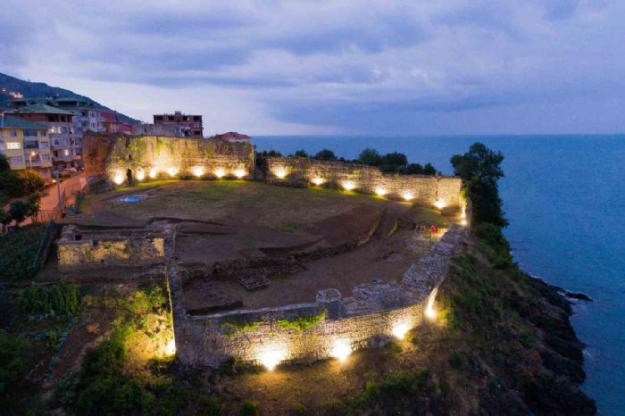 Akaabat yaylalar ve tarihi yaplar ile turizmde adndan sz ettiriyor