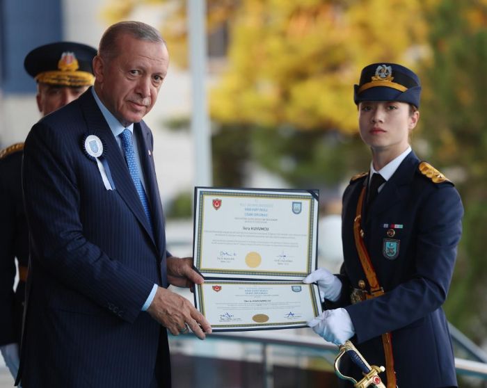 TSK tarihinde ilk: Bu yl Kara, Hava ve Deniz Harp Okullarnn birincileri kadn temenler oldu