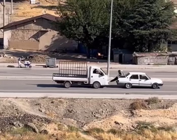 Bir garip yol yardm: Yolda kalan arac ayaklaryla itti