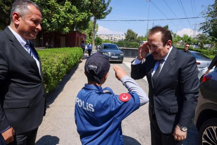 Vali Pehlivan, engellilerin hazrlad resim ve el sanatlar sergisini gezdi