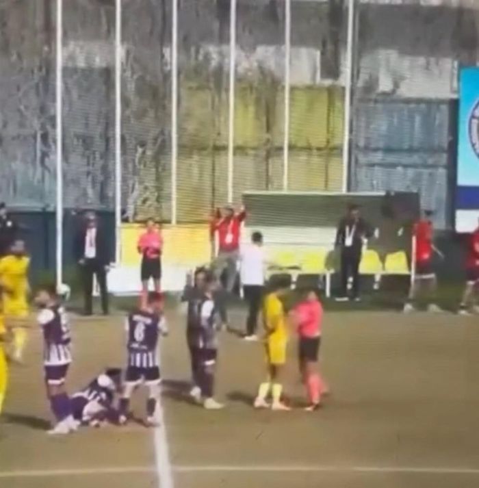 Tarsus dman Yurdu manda kadn hakem itekledi, futbolcu defalarca yuvarland