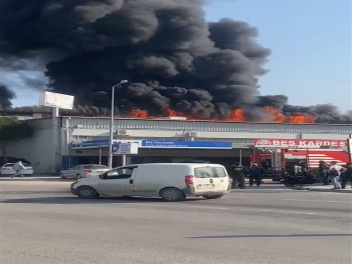 zmir 4. Sanayi Sitesi'nde yangn; alevler i yerlerine srad