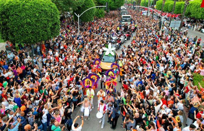 Adana'da karnaval korteji renkli grntlere sahne oldu