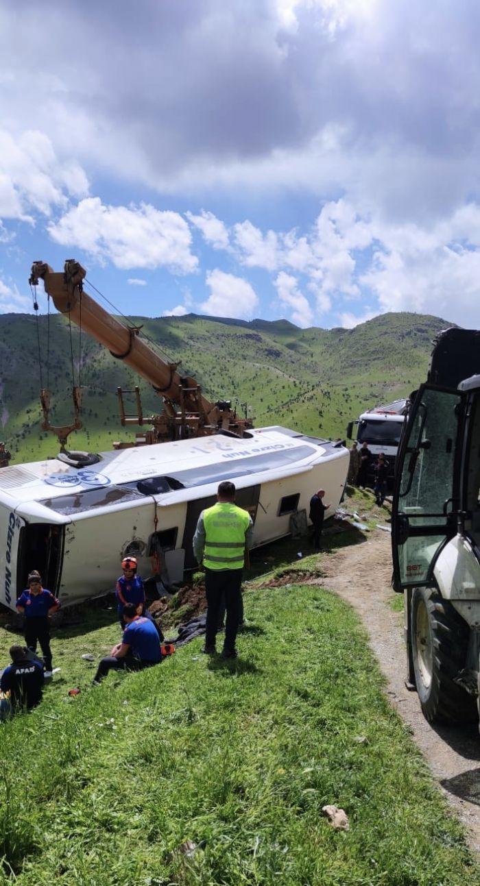 rnakta askeri personel tayan otobs devrildi: 2 ehit ve yarallar var