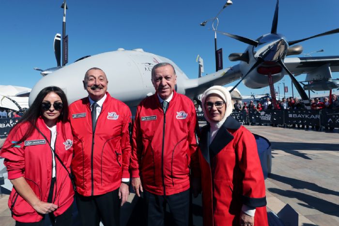 Cumhurbakan Erdoan ve Aliyev, Trk Yldzlar ve Solo Trk ekibinin akrobasi gsterisini izledi