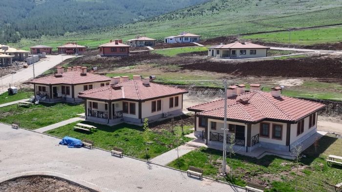 Deprem blgesinde kalc konutlarn teslimi devam ediyor