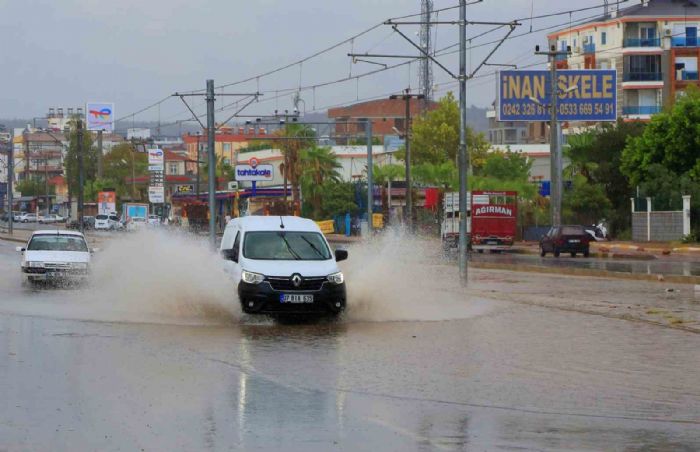 Antalyada bir kilometre arayla iki mevsim yaand