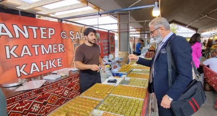 En hzl baklava yeme yarmasnda birinci oldu: Bir tepsi baklavay kapt