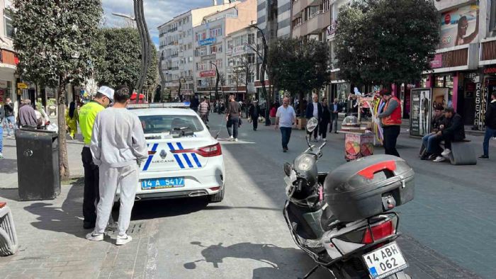 Polis, motosikletlerin girmesi yasak olan caddede gz atrmyor