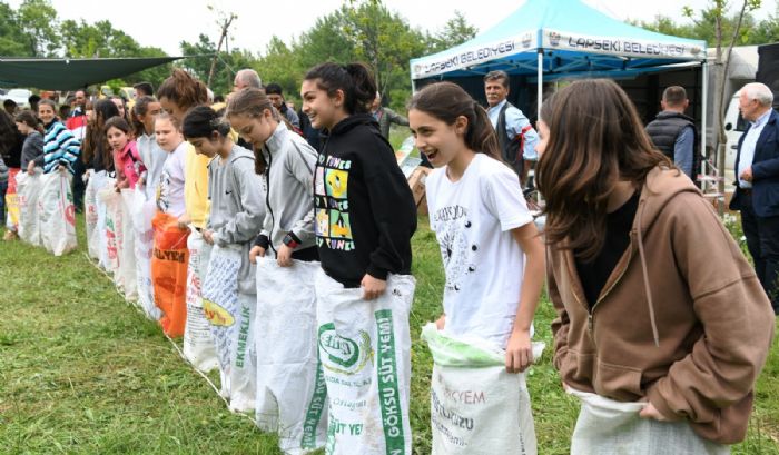 Lapsekide geleneksel kr piknii renkli grntlere sahne oldu