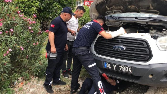 Kozanda aracn motoruna giren kediyi CANKUR ekipleri kurtard