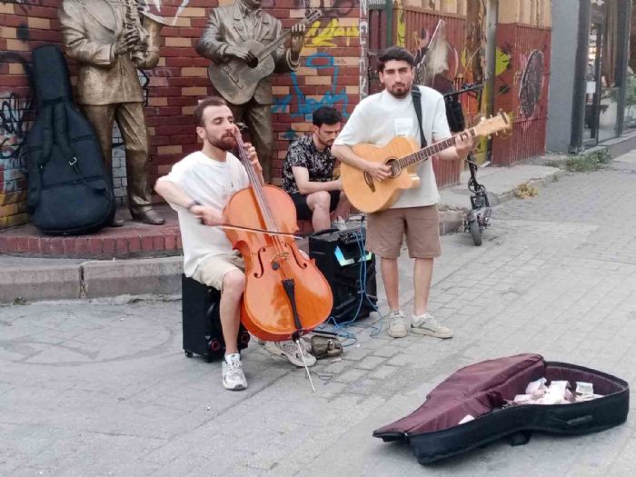 Sokak mzisyenleri tekrardan sahaya indi