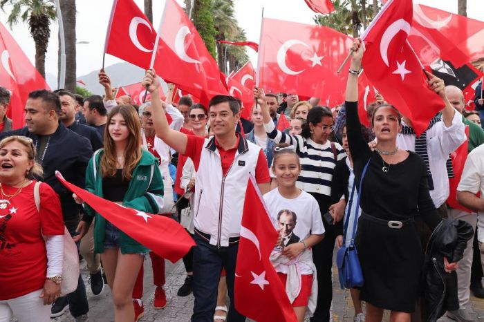 Marmaris'teki 23 Nisan kortejinde 104. yl cokusu