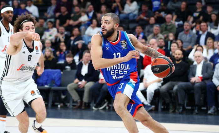 Anadolu Efes, Virtus Bologna'y geti