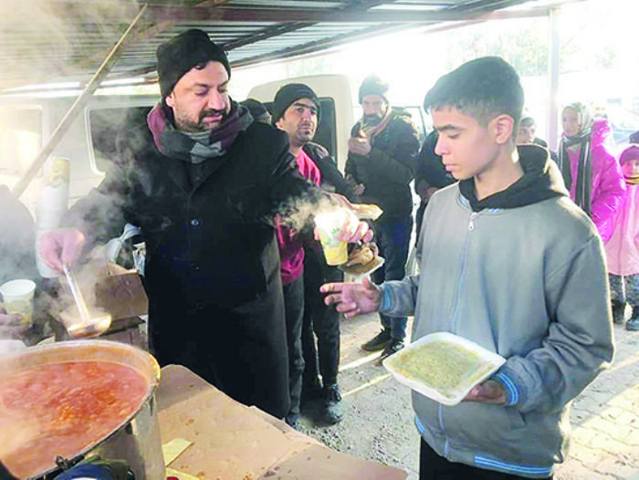 Mut Belediyesi deprem blgesinde ekmek, su, yemek ve scak orba datyor  