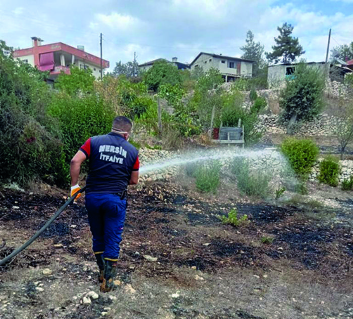 Bahesindeki yangn sndrrken kalp krizi geirdi, hayatn kaybetti  