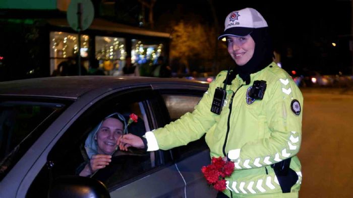 Polis, denetim noktasnda kadn srclere karanfil hediye etti