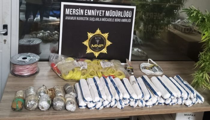 Mersinde 19 kilo dinamit ve uyuturucu ele geirildi