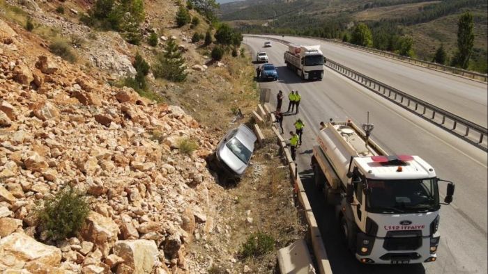 Burdur-Antalya yolunda kaza: Kontrolden kan otomobil bariyeri ap kayalklara arpt