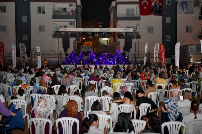 Tarsus'ta konserle mahallede elence dolu gece