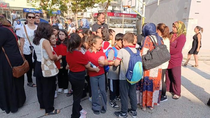 Amasya'da retmenleri deien renciler ve velilerinden okul bahesinde protesto