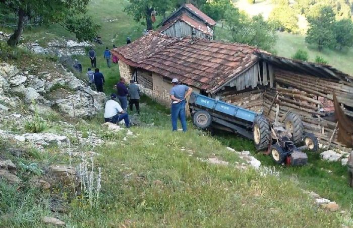 Devrilen traktrn altnda kalan gen hayatn kaybetti