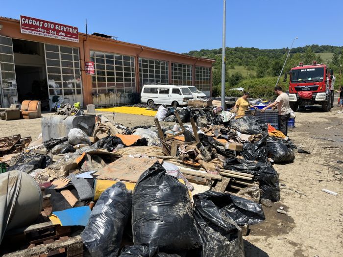 Selin vurduu sitede tonlarca malzeme p oldu