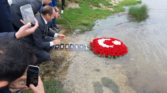 Depremzedeler unutulmad: Abant Gl’ne 11 ilin isminin bulunduu elenk brakld