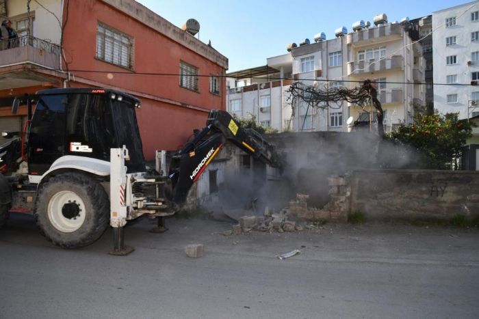 Osmaniyede iki metruk bina, belediye ekiplerince ykld