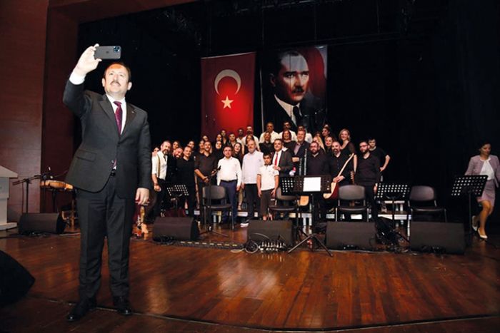 Trk Halk Mzii retmenler Korosu konser verdi