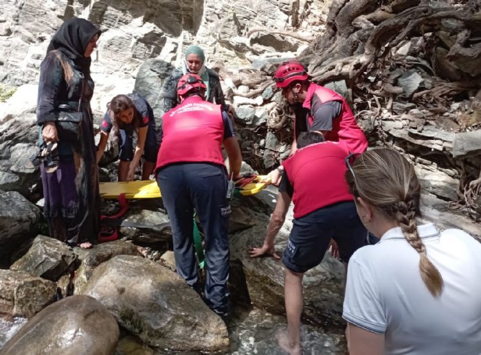 Edremit’te kayalklardan den turistin yardmna itfaiye ekipleri kotu