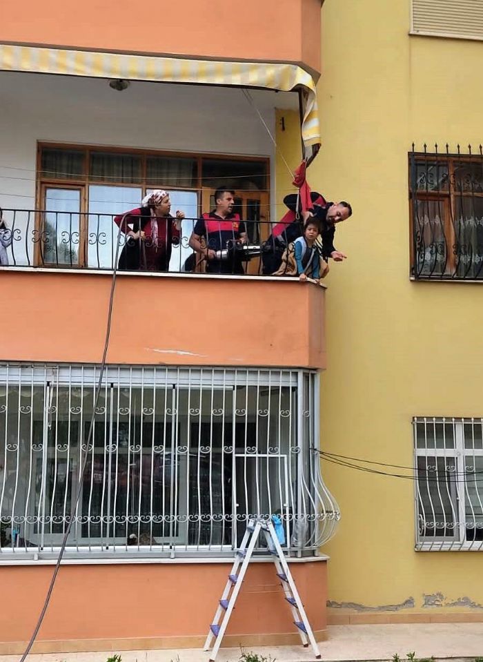 Tokatta kafas balkon demirine skan ocuk kurtarld