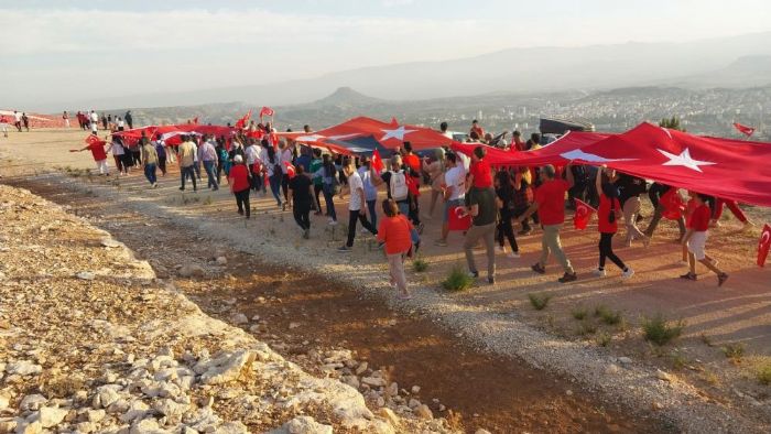 En byk Trk bayrana 3 kilometre yryerek ulatlar