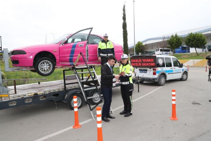 Mersin'de ehirler aras otobslerin src ve yolcularna emniyet kemeri uyars