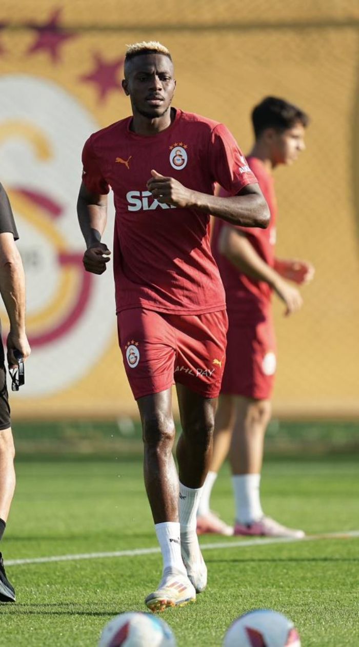 Galatasarayda Victor Osimhen ilk antrenmanna kt