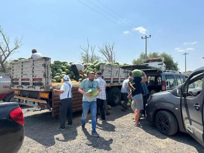 Lleburgazda hayrseverler 25 ton karpuz datt