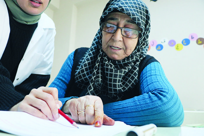 Kaza geiren kocasn hastanede bulamad, 73 yanda okuma-yazma rendi