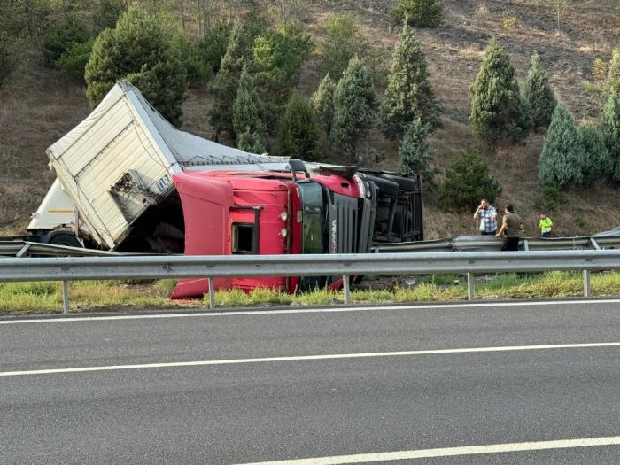 Kolonya ykl tr devrildi, otoyol trafie kapand