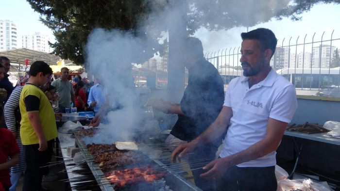 Adana'da okul bahesinde kebap dumanlar ykseldi