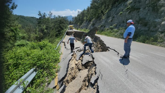 Keltepe Kayak Merkezinin yolu heyelan sonras kapand   