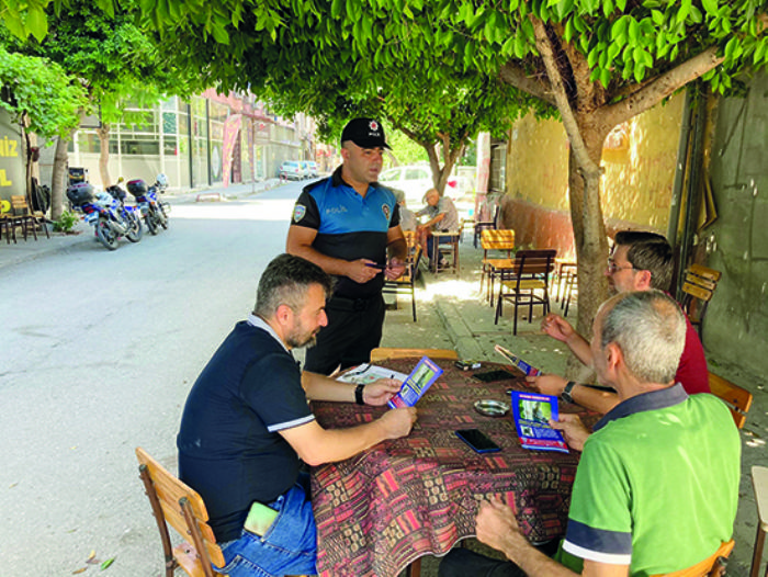 Mersin polisi dolandrclara kar vatandalar uyard