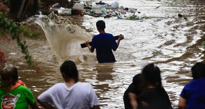 Filipinler'i Aghon Tayfunu vurdu