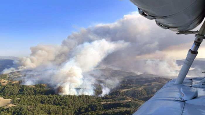 Grdesteki orman yangn sryor: 2 krsal mahalle boaltld