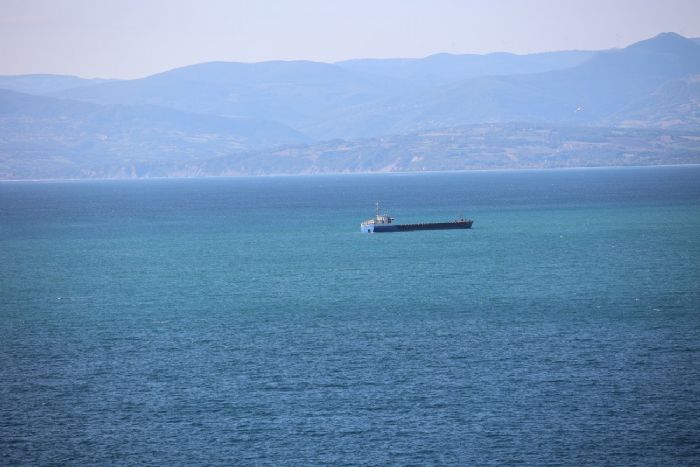 Sinop aklarnda batma tehlikesi geiren kuru yk gemisi kurtarld