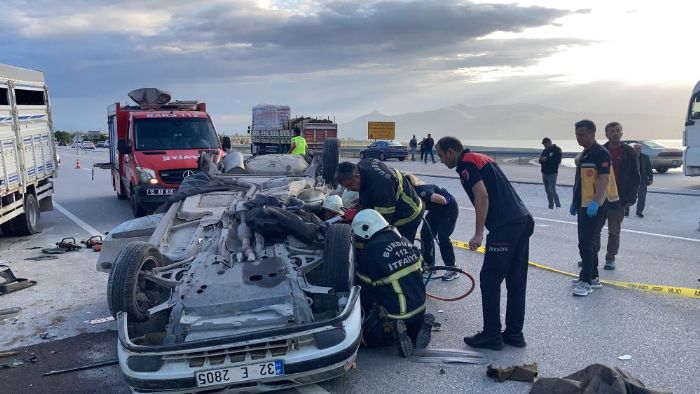 Akam yaplacak kz isteme ve nian trenine hazrlanan gelin ve damat aday feci kazada hayatn kaybetti